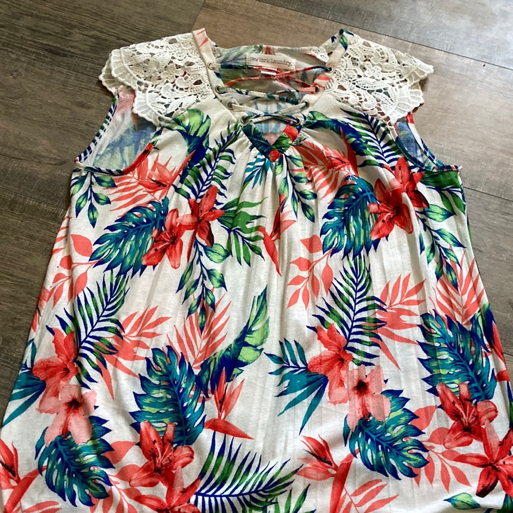 XL tank top cross cross front lace sleeves